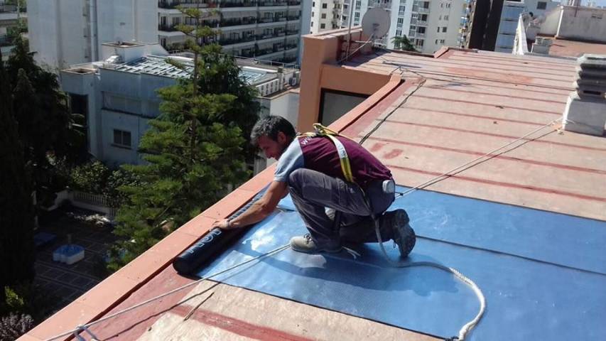 Reparació d'una coberta a Lloret